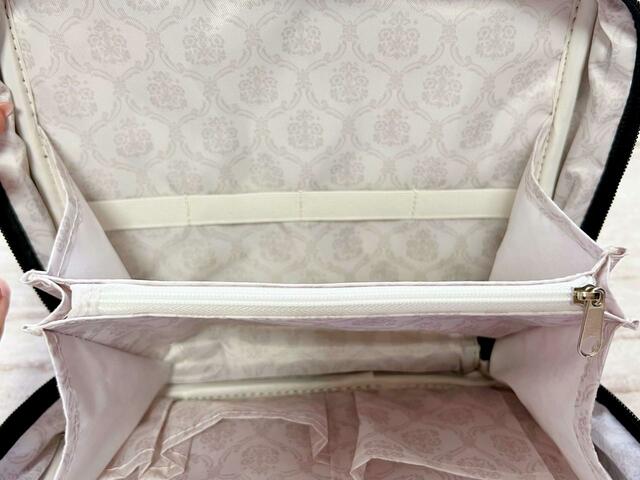 【nanakoななこがさらに本気で作った leur charme COSME POUCH BOOK BLACK】中央の仕切りはジップポーチ！