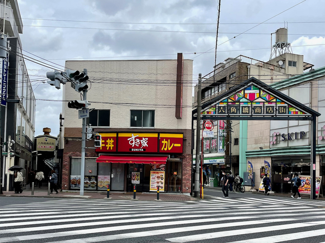 【ラ ブティック ドゥ マモル】横浜上麻生道路から見た六角橋商店街。右が「六角橋商店街大通り」。左が「六角橋商店街ふれあい通り」。目指すパン屋は、ふれあい通りを入ったすぐそばの、左手にある
