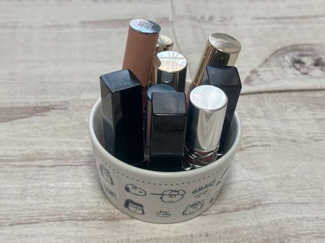 【cookpad plus 2025年冬号 スヌーピー 磁器のボウル皿セット】口紅などのリップコスメを立ててすっきり収納できちゃいます