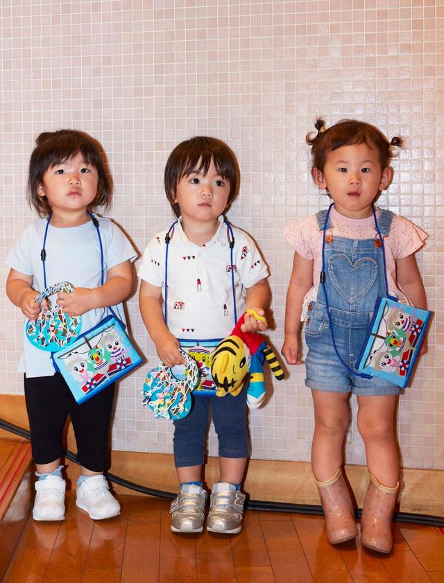 「プレミアム席」特典のポシェットを、兄弟やお友だちとおそろいで持っている子も目立ちました。