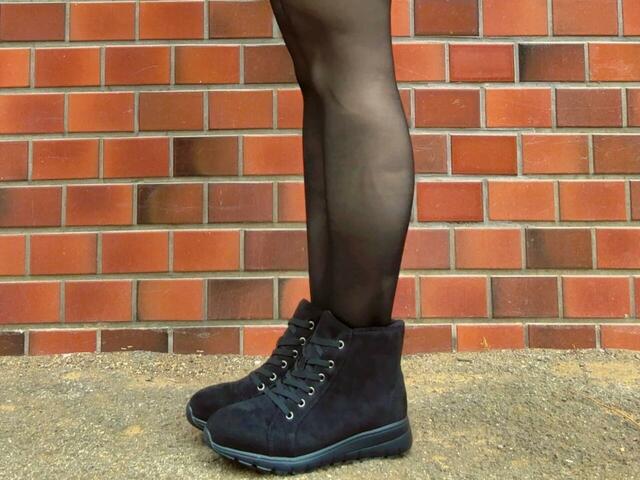 トレンドのシアーブラックタイツと合わせるのもおすすめ！【しまむら新作ブーツ】「ラクっと！快適 スムーズINブーツ」