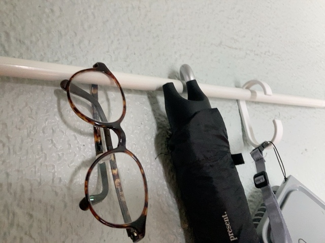 【ダイソー 突っ張り棒収納】軽めの物なら補強なしでも吊るせます