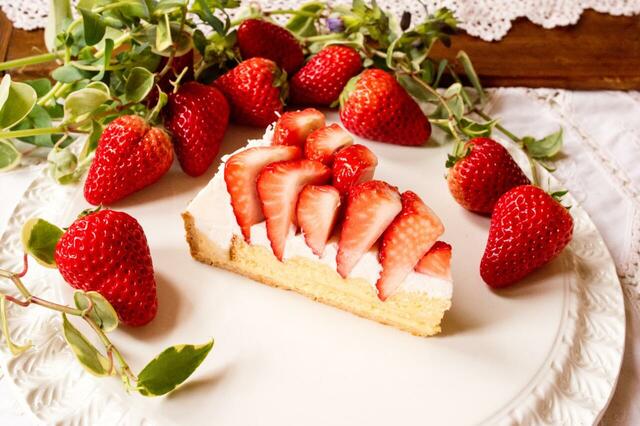 「特選 静岡県産 “紅ほっぺ”のタルト〈piece〉」＜価格：〈piece〉1,998円（税込）＞【【キル フェ ボン】新作タルトなど、旬のイチゴを使った全11種類のタルトが勢揃い♪大人気フェア「2026 VERY STRAWBERRY」が、1月13日よりスタート！】