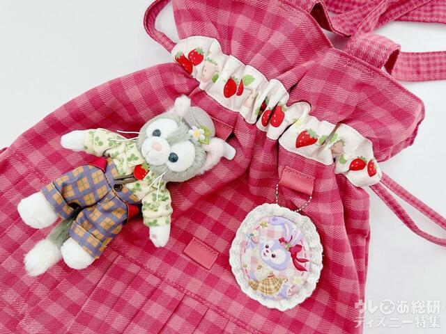 ピンやチェーンを通せるループが両面合計6箇所