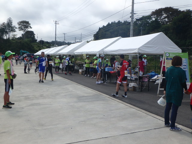 ツール・ド・東北2015/エイドではスタッフの元気な声が飛び交う