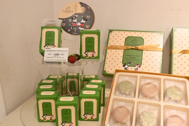 【ゴディバ】ピスタチオ&ラズベリーで、クリスマスカラーのラングドシャクッキー