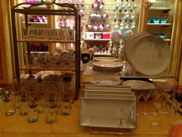 エッフェル塔とお城モチーフの食器類