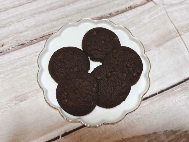 【カルディ オリジナル ハロウィン ココアチョコチップクッキー】ほろ苦いココア味のクックーの中にチョコチップ入り！