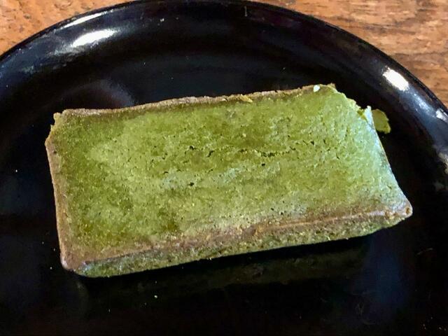 【ファミリーマート　濃い抹茶のフィナンシェ】表面はしっとりしており、鮮やかな抹茶の緑色が映えます
