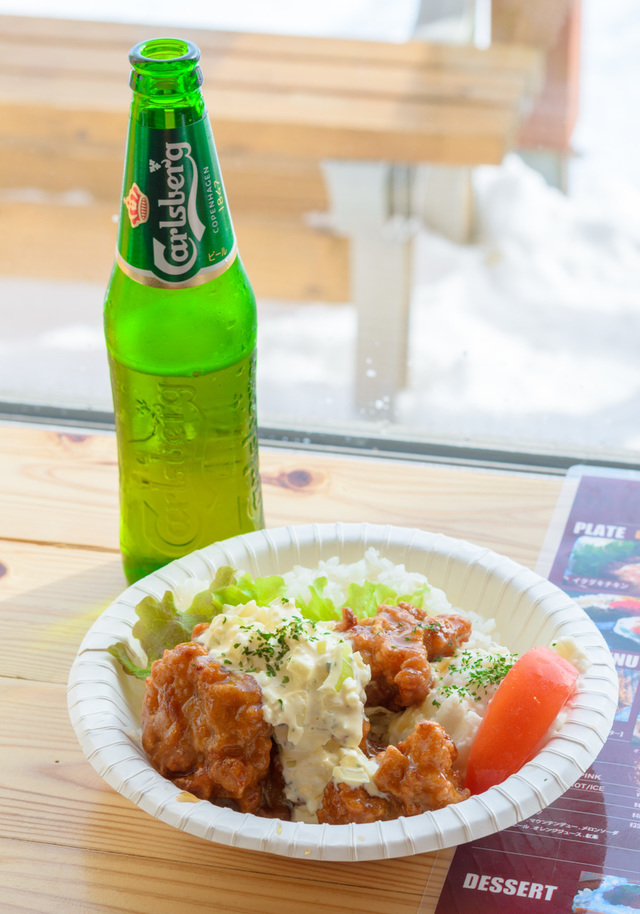 イタダキチキンにカールバーグ!｜舞子スノーリゾート「ITADAKI」