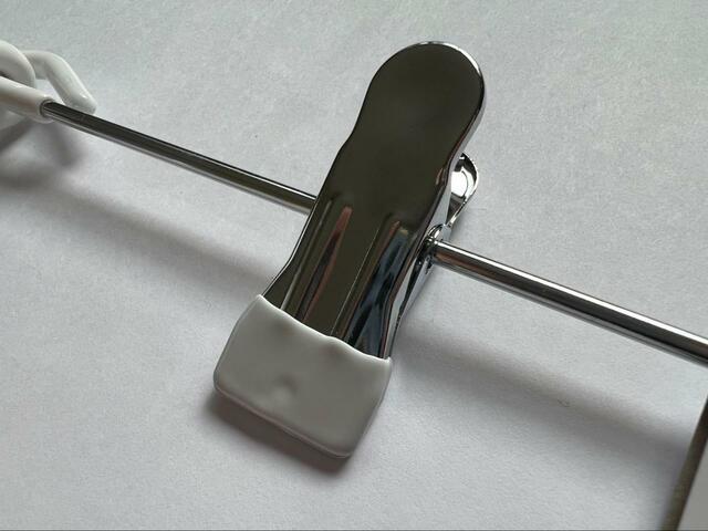 【ニトリ すべりにくいスカート・スラックス ピンチ付き4段ハンガー(ラミー 幅34cm ホワイト)】クリップは左右に動かせる