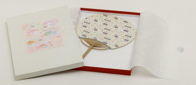 『深堀隆介展　水面のゆらぎの中へ』すみっコぐらしコラボグッズ「千代紙うちわ」6,270円（税込）