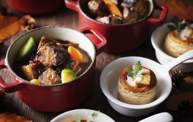 「牛バラ肉の赤ワイン煮込み ブルゴーニュ風」<期間:2024年9月26日〜11月中旬>【肉とチーズ!さらにワインでマリアージュ!秋限定の食べ飲み放題「“肉×チーズ×ワイン”オータムビュッフェ」開催!】