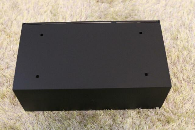 【山崎実業Tower ウォールペーパーホルダー】石膏ボード以外にも薄ベニヤ貼りの壁にもピンで取り付けられます