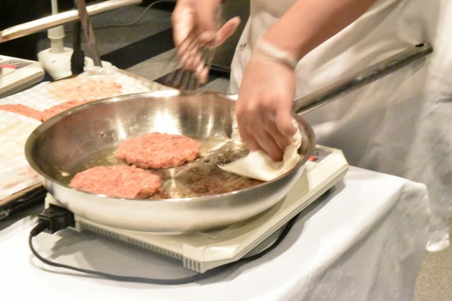 手際よく焼いていく