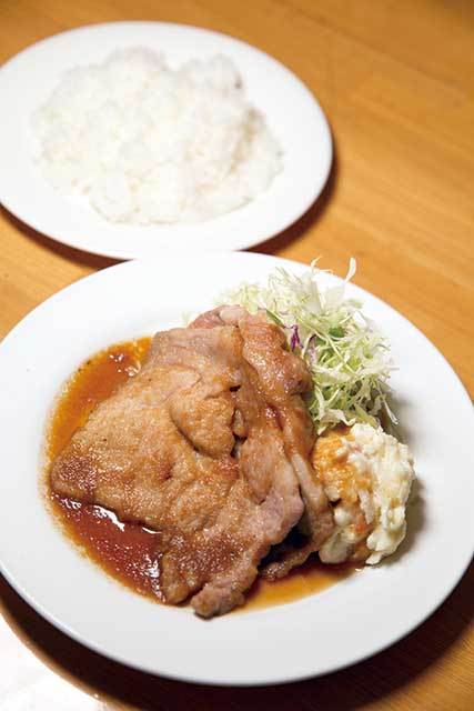 キッチン れん（六本木）　しょうが焼き 800円　生のしょうがを使った食べやすい味わいが自慢。ライスは別会計となり、中盛で200円だ。