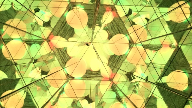 三角形のトンネルはまるで万華鏡のよう