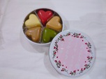 【六花亭 ありがとう】手のひらサイズのかわいい缶に入った、ハート形の一口サイズのチョコ