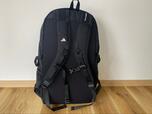【adidas チーム バックパック 35 L】背面はエアメッシュパネルになっていて熱がこもりにくい設計です◎