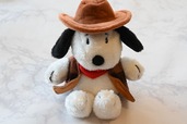 【『SNOOPY 2026 午 カウボーイスヌーピーのぬいぐるみポーチ BOOK』（宝島社）】ウエスタンスタイルに身を包んだスヌーピーがふわっふわのぬいぐるみポーチで登場