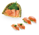 左上：サーモンお造り　　右：サーモンにぎり　　下：サーモン炙りにぎり【和食さと 「松茸料理＆サーモン料理食べ放題」】