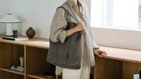 【DEAN ＆ DELUCA　コットントートバッグ　カーキ　Lサイズ】肩に掛けたまま中身を取り出せる使い勝手の良さも魅力♪