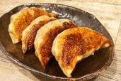 【餃子】味変の“食べるラー油”がヤバすぎる！大粒ジューシー「恵比寿餃子」