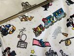 ディズニーストア各店舗の店内装飾モチーフのイラストがエモい…！【Disney Store（ディズニー ストア）30周年限定特別柄 がま口ポーチ】