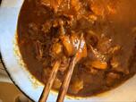 【ロピア お肉屋さんの牛肉カレー】じっくり煮込まれているのでお箸でほぐれるほど柔らかく、口の中でほろっとほどける食感が最高です♪