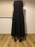 【UNIQLO　ウエストギャザーワンピースノースリーブ】身長166cm・Lサイズ着用。ドローストリングコードをあまり絞らないと、裾はくるぶし上まできます