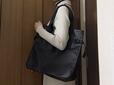 【モンベル　タフトートM】肩掛けもできる上に、手に持っても地面につかない絶妙な長さのハンドルです