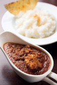 Cafe HINATA-YA（神保町） チキンカレー 850円 ソースには野菜がたくさん溶け込んでいて、辛さの中にも甘みがある奥深い味わいとなっている。