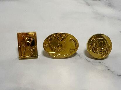 反面は3種類。左からオラフ、エルサとアナのシルエット、アレンデールの国章