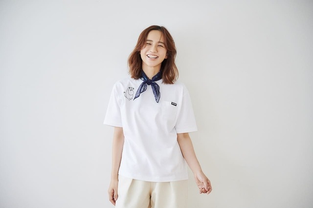 着用モデルには優木まおみさんを起用【限定デザイン・MOOMIN ムーミンのポケットTシャツ】価格：4,800円(税込)