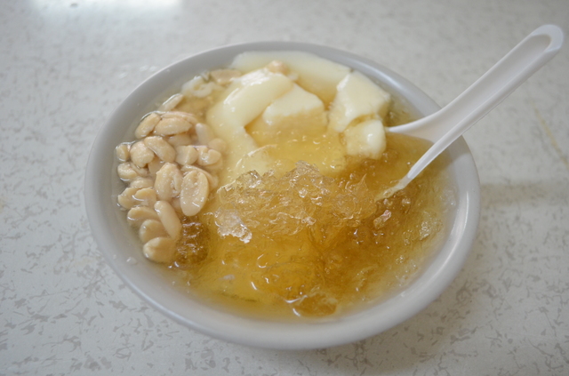 シンプルな夏バージョンの豆花。トッピングはピーナッツのみ