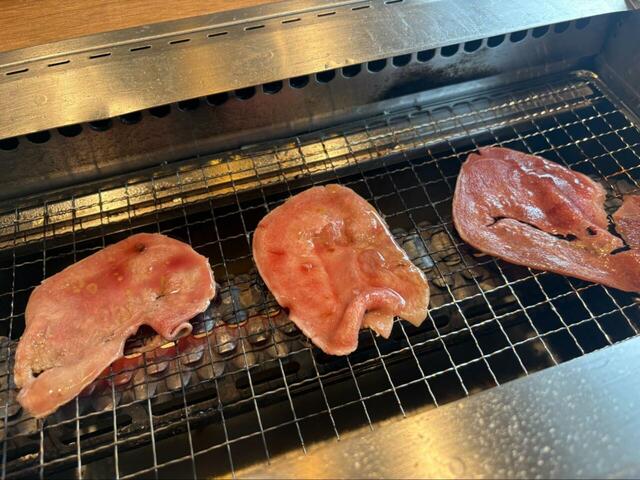 【プレミアムカルビ　炙りネギ塩タン】網の上で焼きあがる薄切りタンのリズム感が楽しい♪