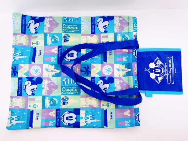 まずポケットを出して畳んでいきます