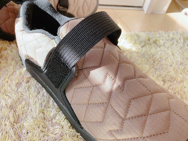 【ワークマン 防寒防炎キャンパーモック】甲ベルトで足にしっかりフィットさせることができるため、歩行中に靴がずれることなく快適です♪