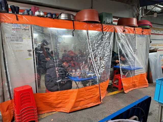 【気になる韓国、ソウルの今vol.30】「クァンジュ・シクタン」の外観。路地を挟んだ向かいに厨房がある