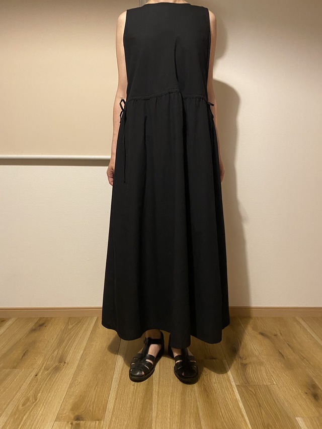 【UNIQLO　ウエストギャザーワンピースノースリーブ】身長166cm・Lサイズ着用。ドローストリングコードをあまり絞らないと、裾はくるぶし上まできます