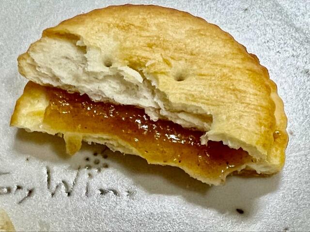 【カルディ モンブランバター】半分に割ると中のモンブランバターが見えておいしそう