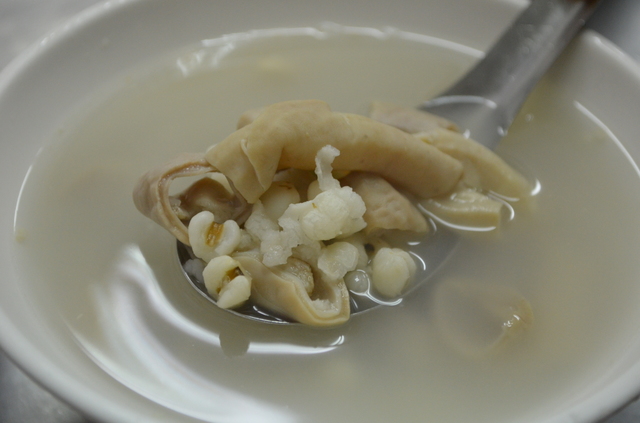 モツ（小腸）と４種の漢方の入った薬膳スープ、四神湯