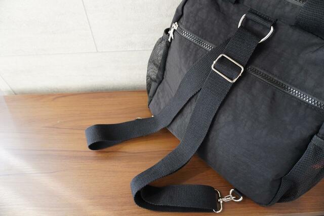 背面のDカンにストラップを通してリュックとして使う