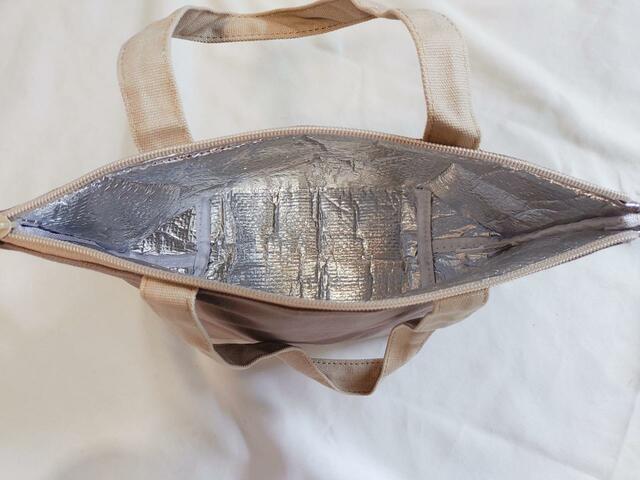 中は保冷機能つき