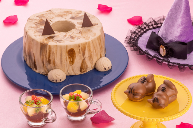 「ごめん寝猫のキャラメルエクレア(写真右)、おやすみ前のフルーツティーゼリー(写真左手前)、トラ猫のチャイシフォンケーキ(写真左奥)」、<大人4,700円>【Meow Halloween Party】