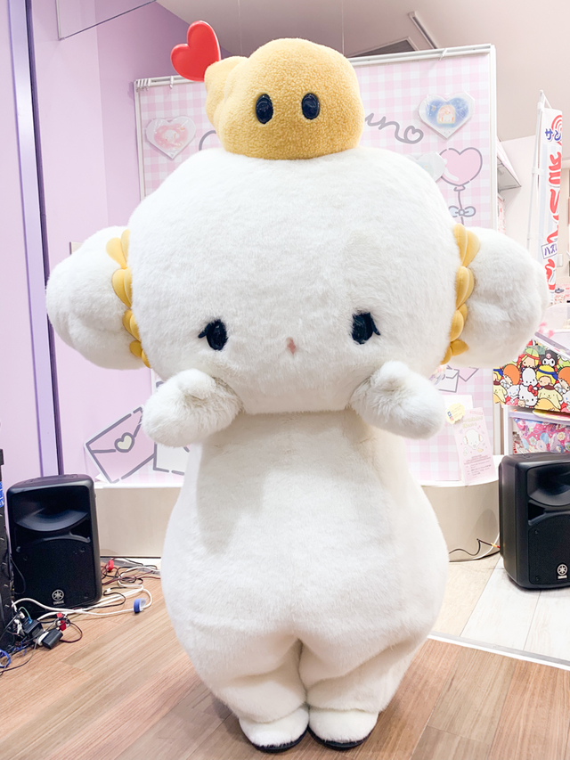 インタビュー後はサンリオショップに登場