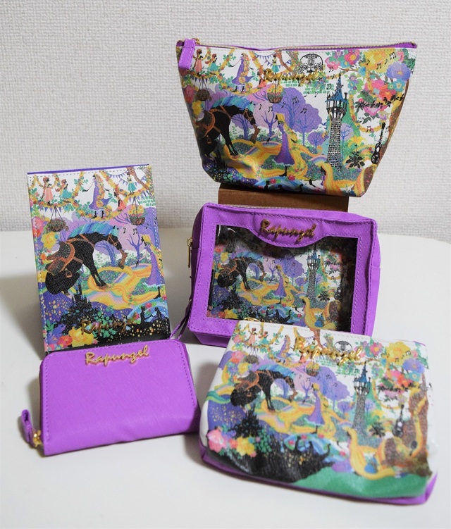 (左手前から時計回りに)コインケース、折りたたみミラー、舟形ポーチ、シアターポーチ、ティッシュポーチ。