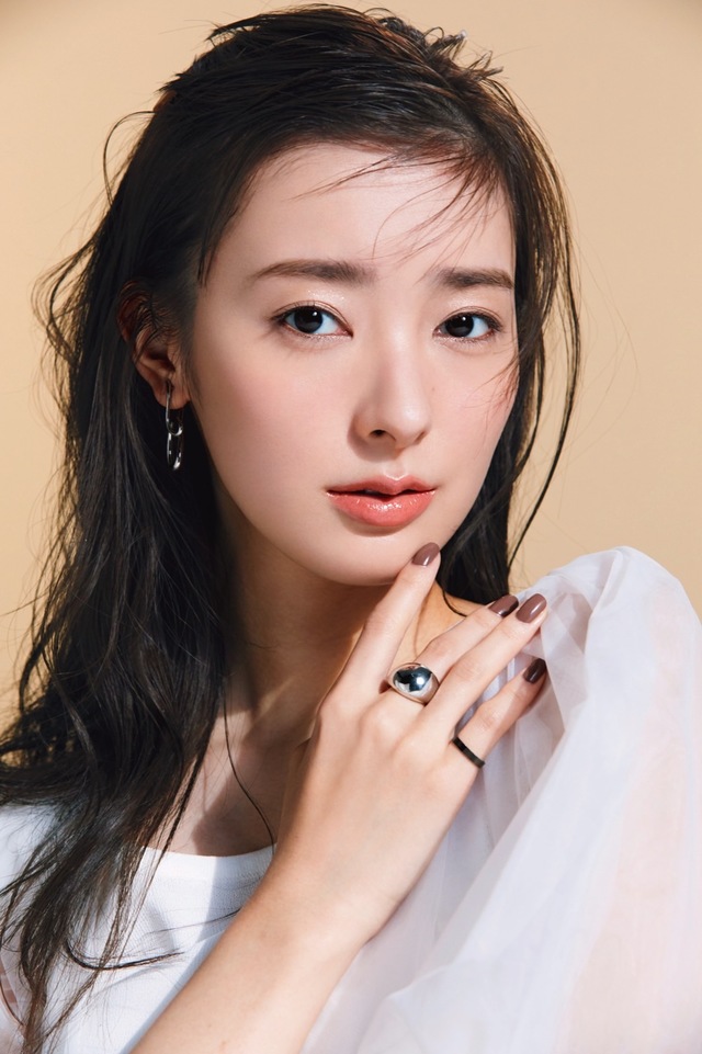 モデル:宮本茉由さん