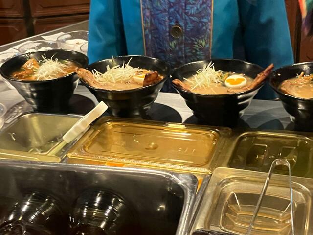 次々と出来上がっていくラーメン。それをながめる腹ペコの私。【東京ディズニーランドで見つけたメガグルメ】