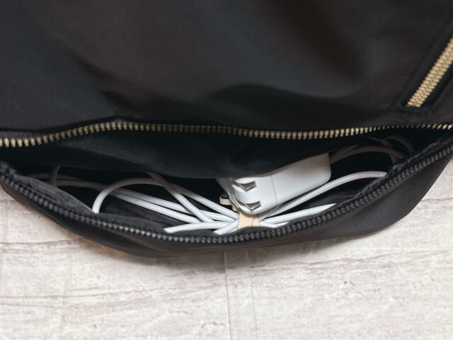 何を入れようか迷った底部のポケットには、PCの充電器をイン